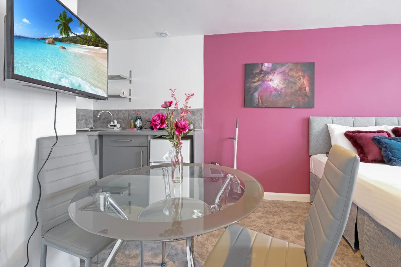 Fernbank Studios Sudbury Hill Harrow Self-Contained Studios With En-Suite Wembley 外观 照片