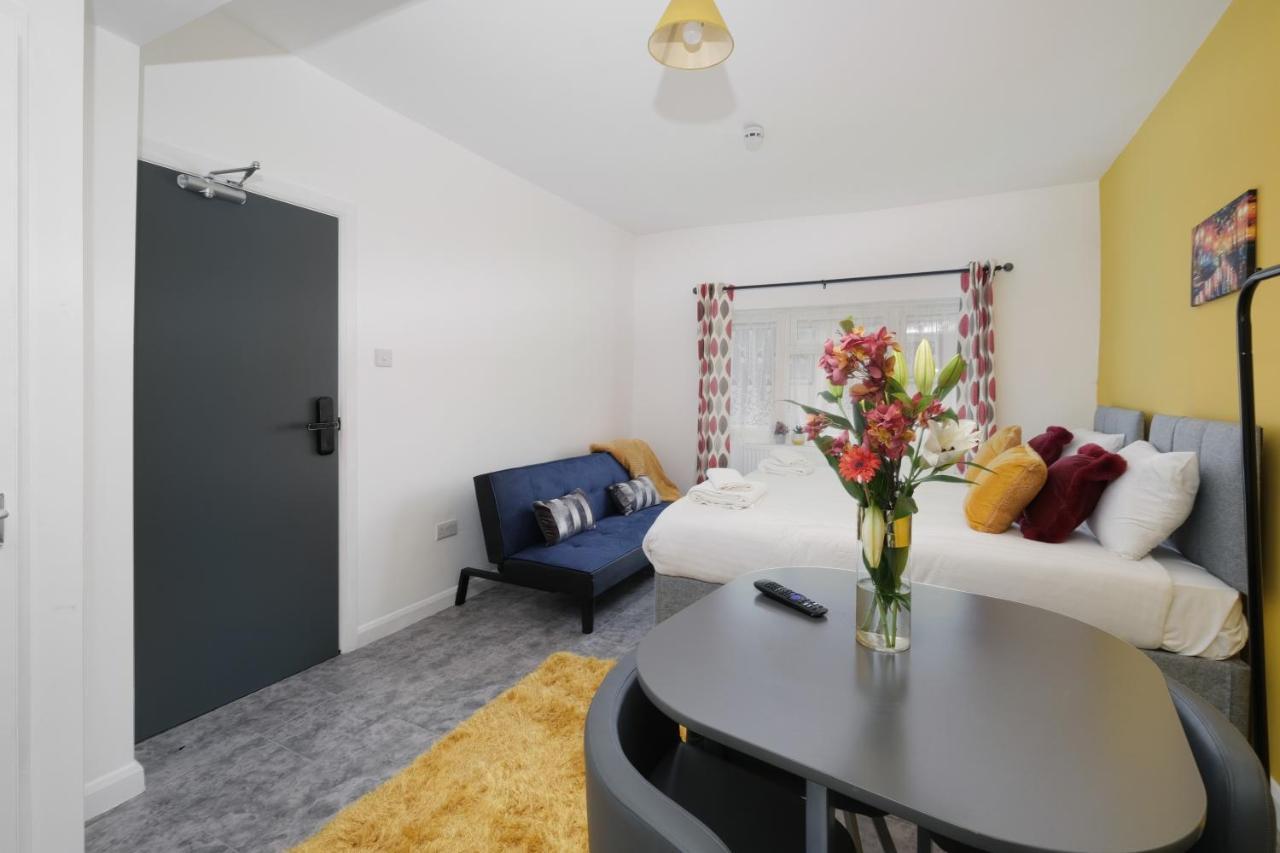 Fernbank Studios Sudbury Hill Harrow Self-Contained Studios With En-Suite Wembley 外观 照片