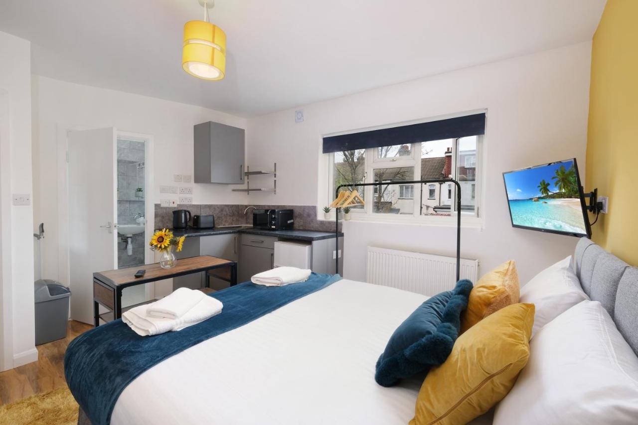 Fernbank Studios Sudbury Hill Harrow Self-Contained Studios With En-Suite Wembley 外观 照片