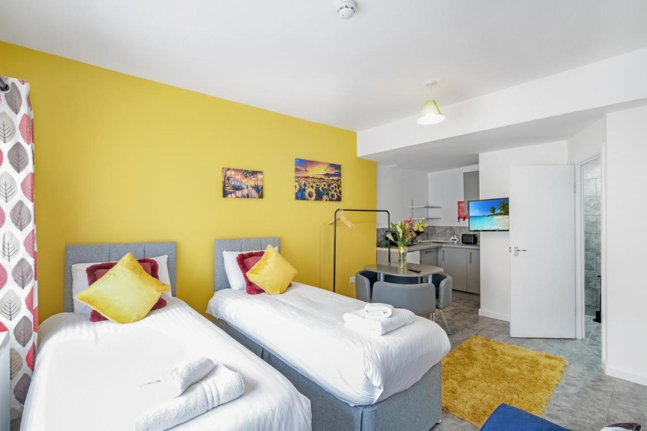 Fernbank Studios Sudbury Hill Harrow Self-Contained Studios With En-Suite Wembley 外观 照片