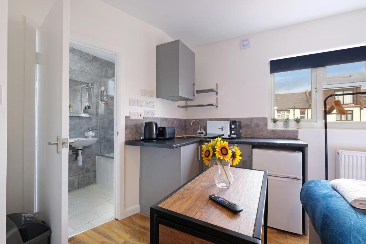 Fernbank Studios Sudbury Hill Harrow Self-Contained Studios With En-Suite Wembley 外观 照片