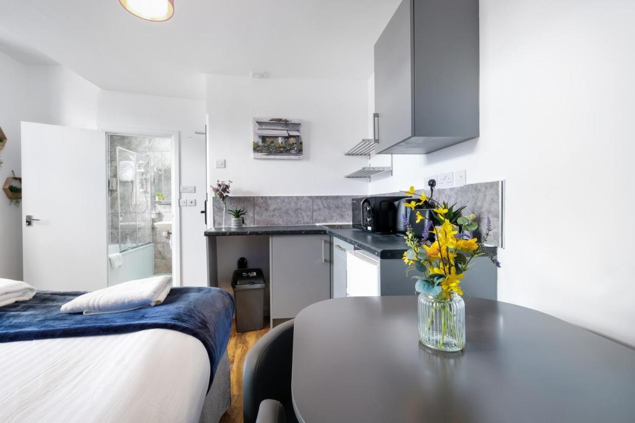 Fernbank Studios Sudbury Hill Harrow Self-Contained Studios With En-Suite Wembley 外观 照片