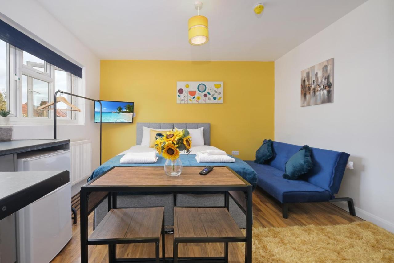 Fernbank Studios Sudbury Hill Harrow Self-Contained Studios With En-Suite Wembley 外观 照片