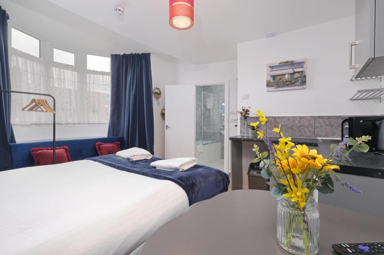 Fernbank Studios Sudbury Hill Harrow Self-Contained Studios With En-Suite Wembley 外观 照片