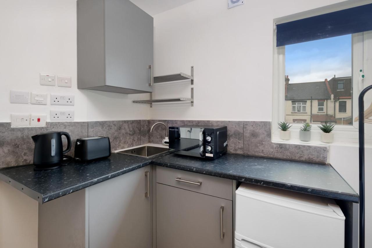 Fernbank Studios Sudbury Hill Harrow Self-Contained Studios With En-Suite Wembley 外观 照片
