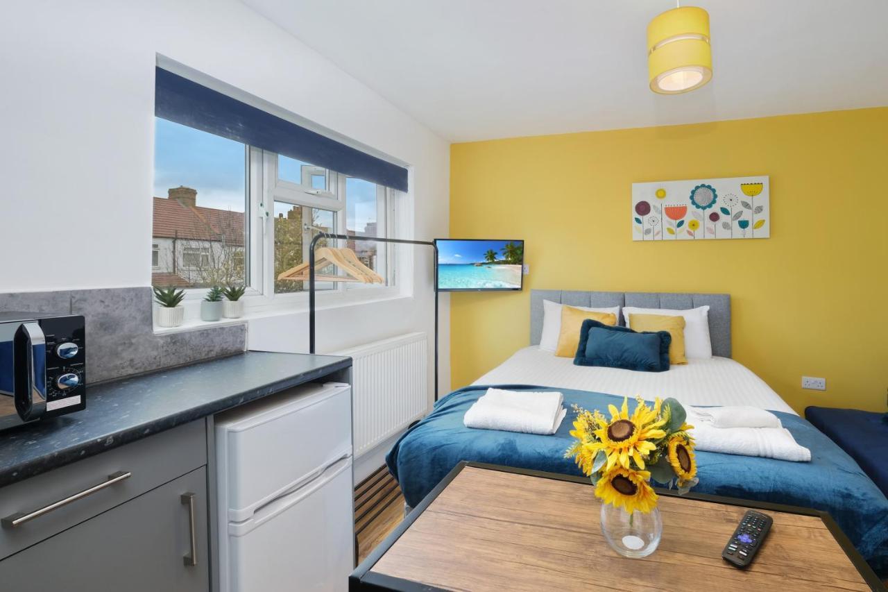 Fernbank Studios Sudbury Hill Harrow Self-Contained Studios With En-Suite Wembley 外观 照片